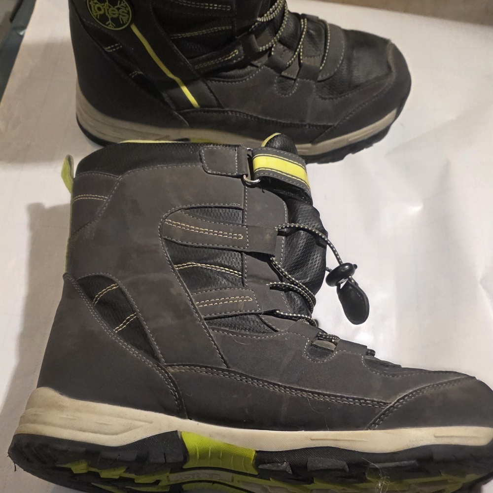 totes Men's Black and Gray Snow Boots